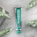 معجون أسنان كلاسيك بالنعناع القوي 25مل Marvis Classic Strong Mint Toothpaste - Image 3